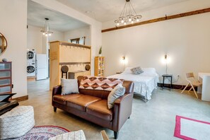 Interior - 3 Blocks to Dtwn! Cozy Sedro-woolley Retreat! (Sedro-Woolley)