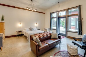 Interior - 3 Blocks to Dtwn! Cozy Sedro-woolley Retreat! (Sedro-Woolley)
