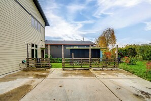 A residential property with a concrete driveway, a wooden fence, and a house with a dark roof. - 3 Blocks to Dtwn! Cozy Sedro-woolley Retreat! (Sedro-Woolley)