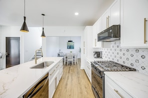 House (3 Bedrooms) | Interior