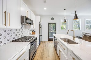 House (3 Bedrooms) | Interior