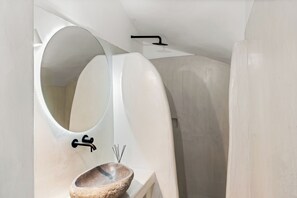 Shower, free toiletries, hair dryer, slippers - Onoma Hotel Athens (Athina)