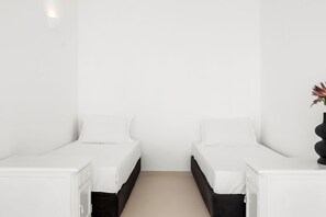 In-room safe, desk, laptop workspace, blackout curtains - Onoma Hotel Athens (Athina)