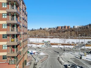 Exterior - 2 Bed, 2 Bath Condo in the Heart of Downtown Calgary Near Saddledome & Stampede (Calgary)