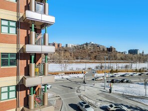 A multi-story building with a parking lot in front. - 2 Bed, 2 Bath Condo in the Heart of Downtown Calgary Near Saddledome & Stampede (Calgary)