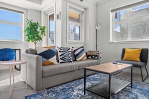 Living area - 2 Bed, 2 Bath Condo in the Heart of Downtown Calgary Near Saddledome & Stampede (Calgary)
