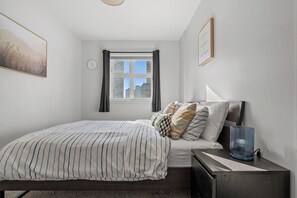 Room - 2 Bed, 2 Bath Condo in the Heart of Downtown Calgary Near Saddledome & Stampede (Calgary)
