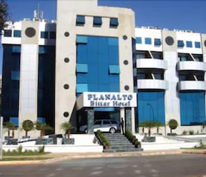 Un hôtel moderne, reconnaissable à son enseigne où l’on peut lire : « PLANALTO Bitter Hotel ».
