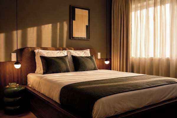 Standard Studio | Minibar, in-room safe, desk, laptop workspace