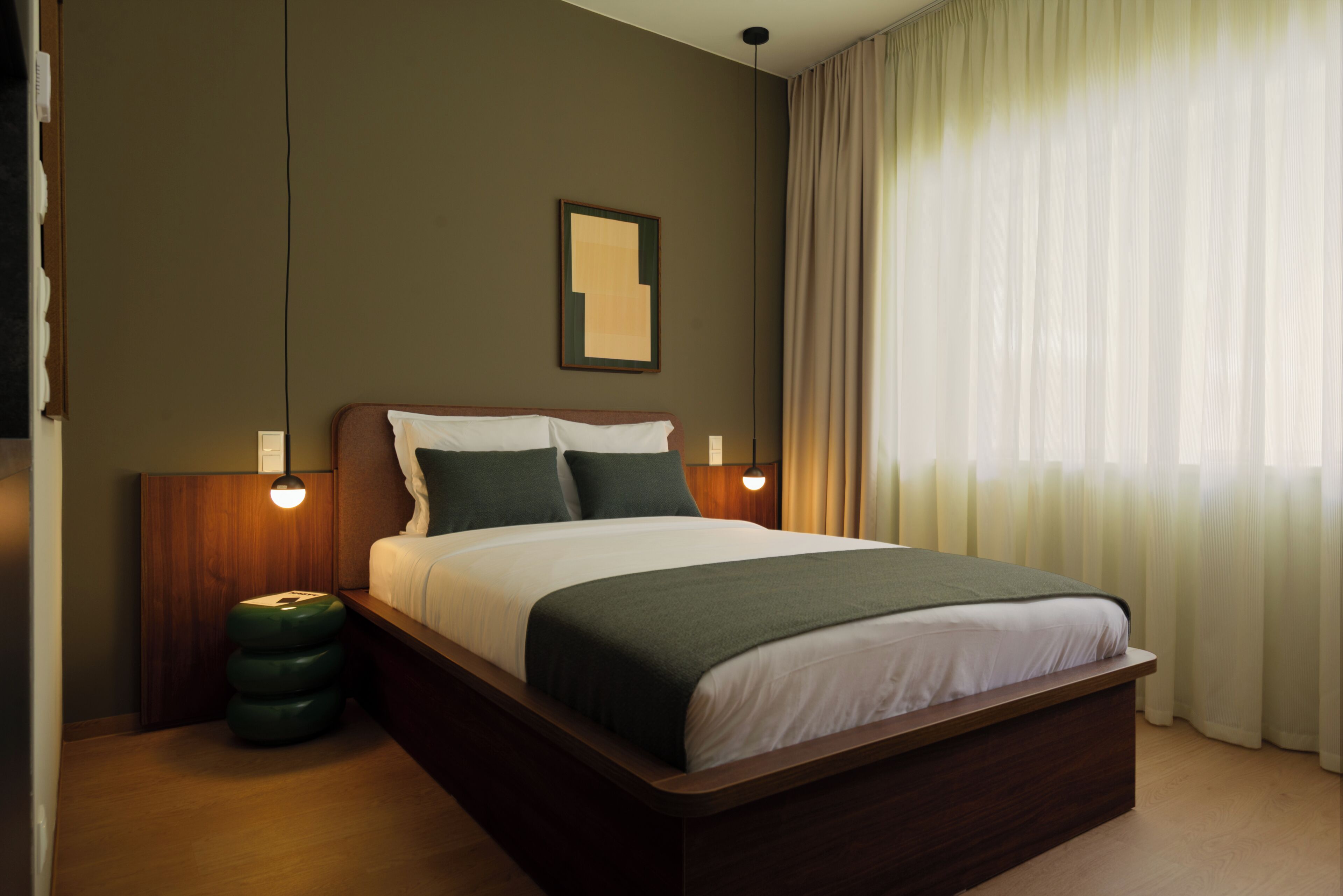 Standard Studio | Minibar, in-room safe, desk, laptop workspace