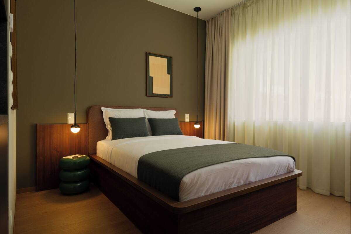 Standard Studio | Minibar, in-room safe, desk, laptop workspace