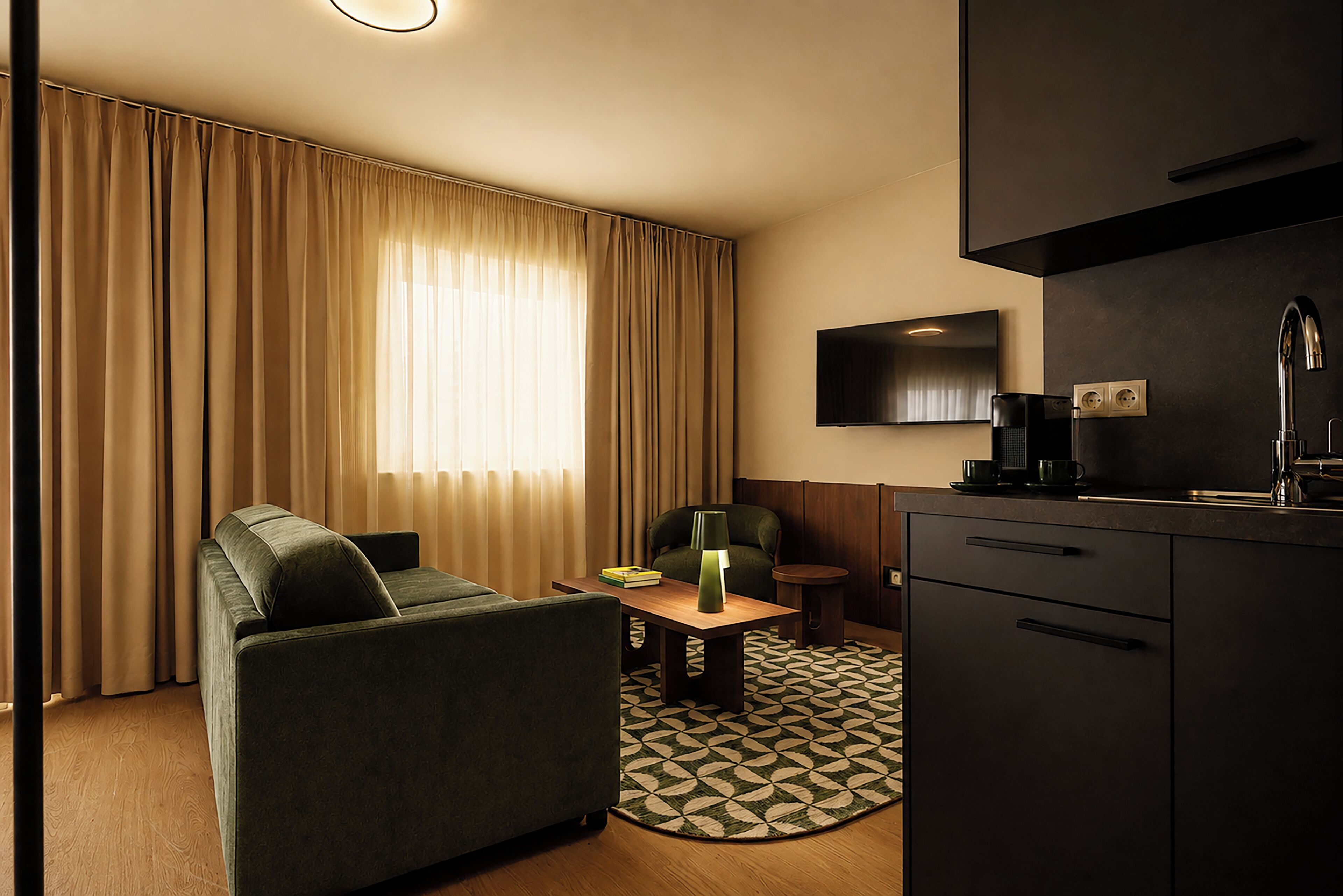 Superior-Apartment | Minibar, Zimmersafe, Schreibtisch, laptopgeeigneter Arbeitsplatz