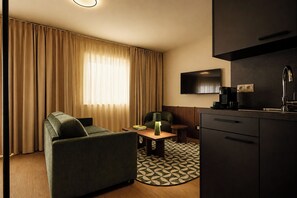 Minibar, caja de seguridad en la habitación y escritorio 