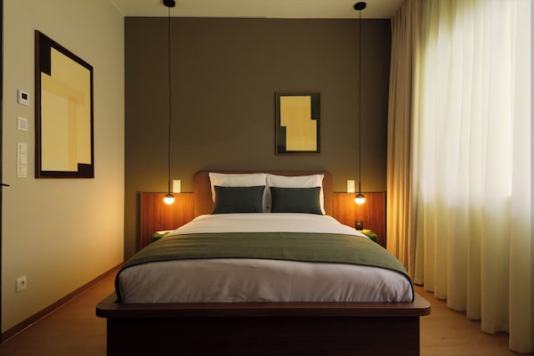 Standard Studio | Minibar, in-room safe, desk, laptop workspace