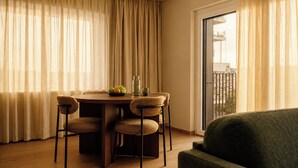 Superior Apartment | Bar mini, peti besi dalam bilik, meja, ruang kerja komputer riba 