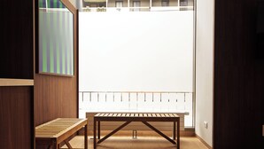 A room with a wooden floor, a table, and a bench. - Habyt Vienna (Vienna)