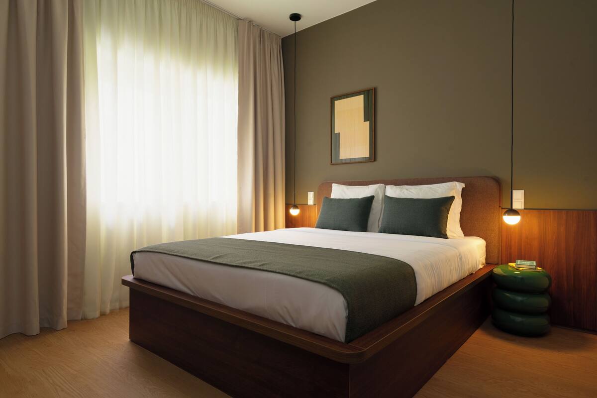 Premium Studio | Minibar, in-room safe, desk, laptop workspace