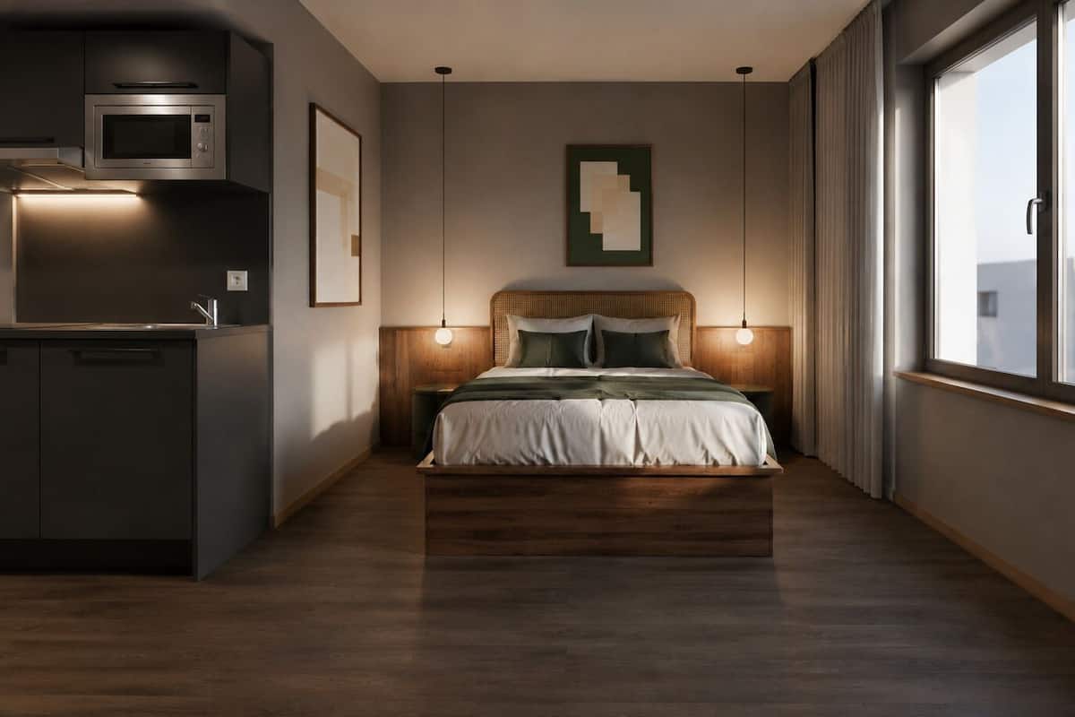 Un dormitorio con cama, lámparas de noche, cabecera de madera, una obra de arte en la pared y una ventana con cortinas.