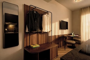 Minibar, caja de seguridad en la habitación y escritorio