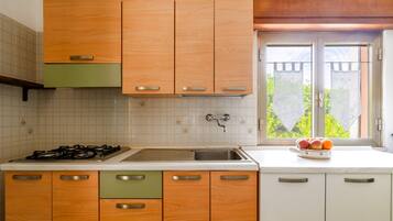 Frigorifero, forno, piano cottura, pentole/stoviglie/utensili
