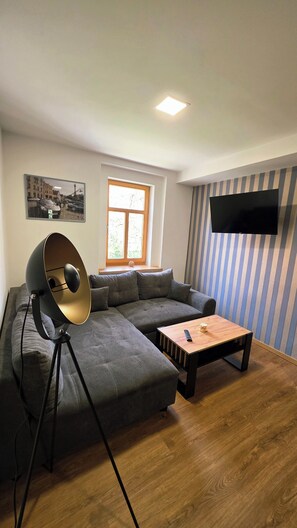 Living area - Stylish 40 m² apartment in James Bond style with kitchen & extras. (Loket)
