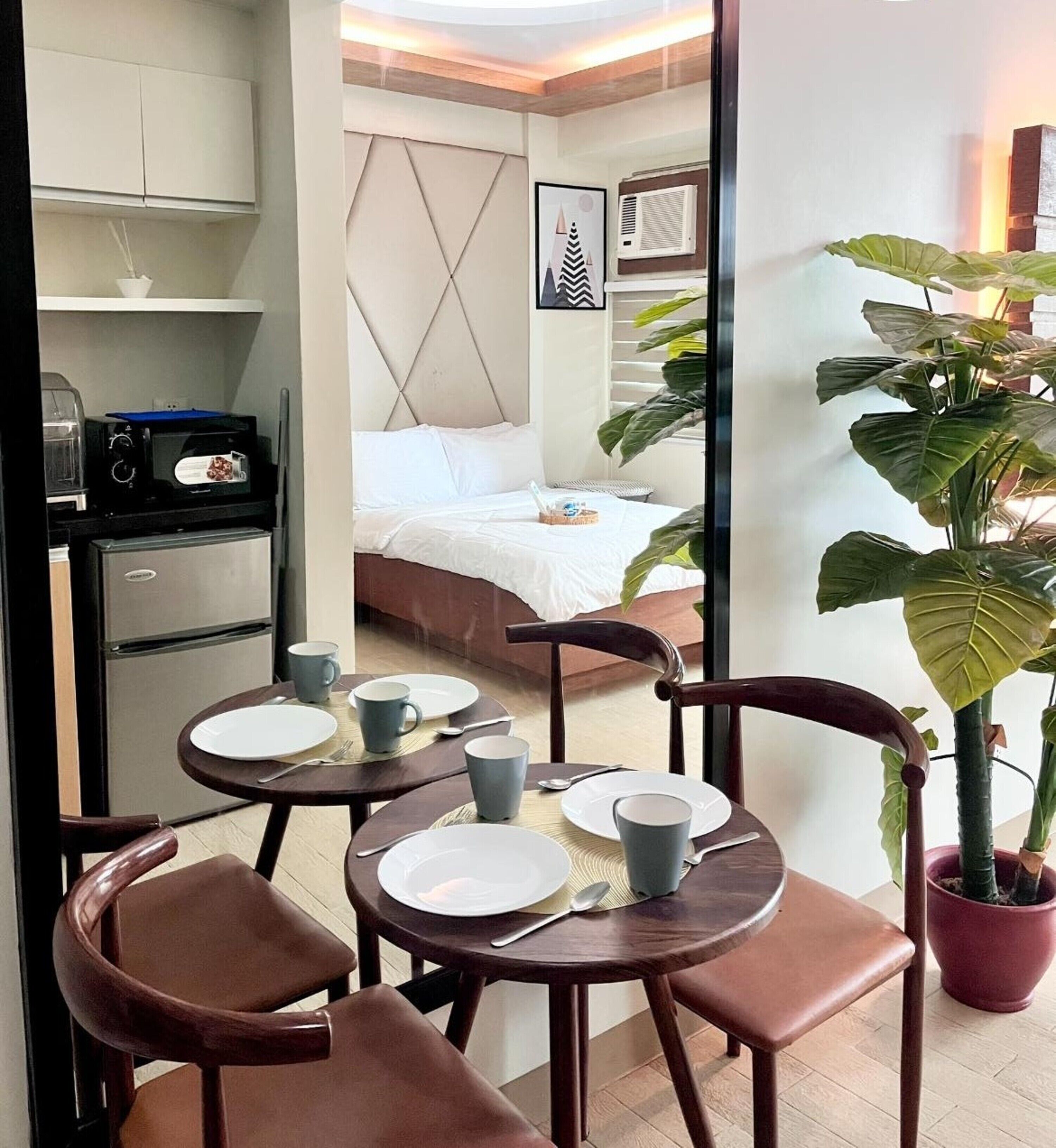 Comfort Studio, 1 Queen Bed, Balcony, City View | In-room dining