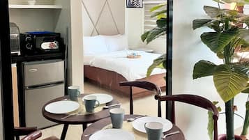 Comfort Studio, 1 Queen Bed, Balcony, City View | In-room dining
