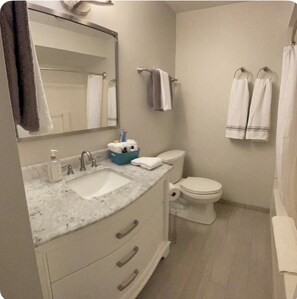 Bathroom - Perfect 2-bedroom apartment with central AC in quiet neighborhood (Niles)