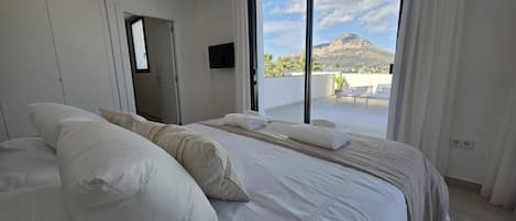 5 bedrooms, iron/ironing board, free WiFi