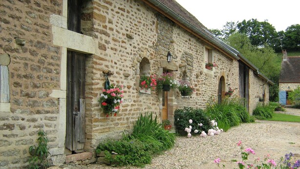 A stone building with a gravel driveway, flower boxes, and a small garden. - Guest Room “La Jonquille” with Private Garden and Wi-Fi (Foissy)