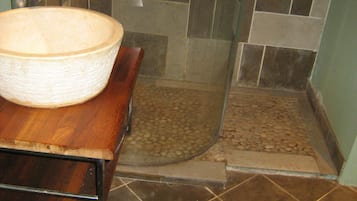 Een douche, handdoeken