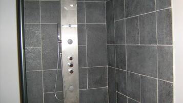 Douche, serviettes fournies
