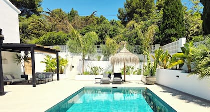 Casa Sentido, Renovated Villa with Private Heated Magnesium Pool in Moraira