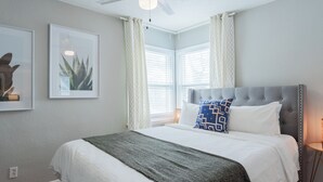 Unclassified image, 2 of 43, button - 4 bedroom Home Near KU | 71 (Kansas City)