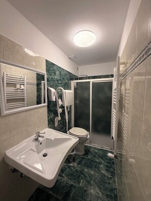 Standard Triple Room | Bathroom | Shower, rainfall showerhead, hair dryer, bidet - Boutique Hotel Washington Milano (Milan)
