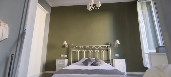 A bedroom with a bed, two bedside tables, a chandelier, and two wall-mounted lamps. - Boutique Hotel Washington Milano (Milan)