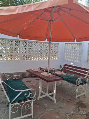 Outdoor dining - Makey Holiday Homes Diani (Diani Beach)