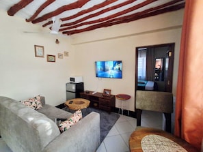 Departamento clásico | Área de sala de estar | Smart TV de 24 pulgadas con canales digitales 