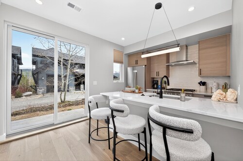 Luxury townhome, mt views, private decks and spacious floor plan