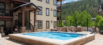 Remodeled 1 bedroom, private patio, walk to WP Resort