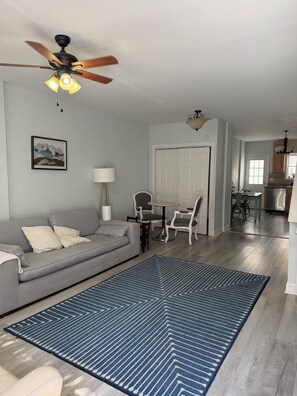 Living area - Perfect 2-bedroom townhome with AC in beautiful Philadelphia (Philadelphia)