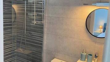 Combined shower/bathtub, deep-soaking bathtub, towels
