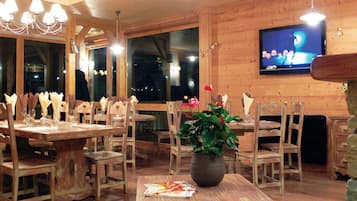 Apartment | Dining