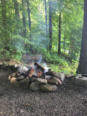 Property grounds - Woodsy campground , trails, pool, hot tub, showers , beach , play ground, movies (Bliss)