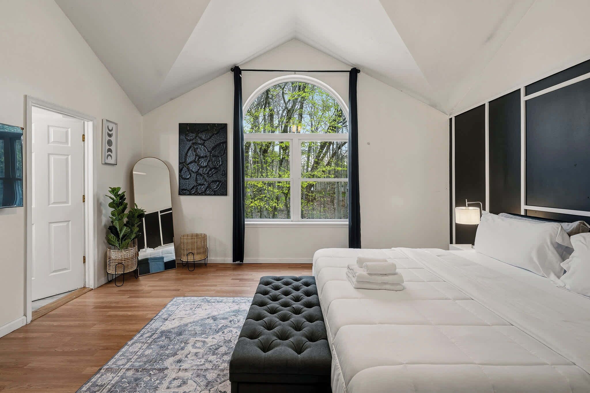 4 bedrooms, iron/ironing board, WiFi, bed sheets