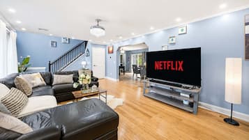 Smart TV, chimenea y futbolito