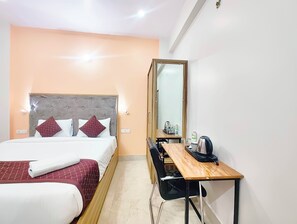 Desk, free WiFi - Navneeta Grand Hotel And Banquet (Varanasi)