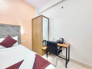 Desk, free WiFi - Navneeta Grand Hotel And Banquet (Varanasi)