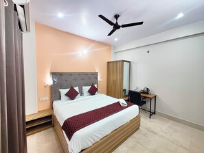 Desk, free WiFi - Navneeta Grand Hotel And Banquet (Varanasi)