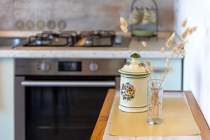 Kühlschrank, Mikrowelle, Herdplatte, Geschirrspüler